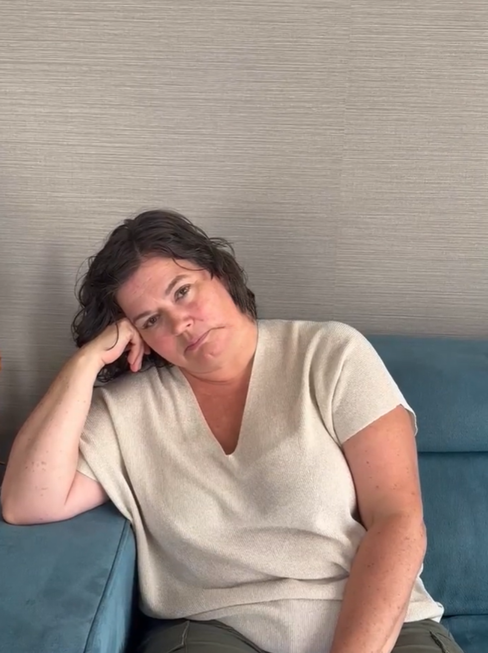 Cecilia van stressst zit uitgeblust op de bank