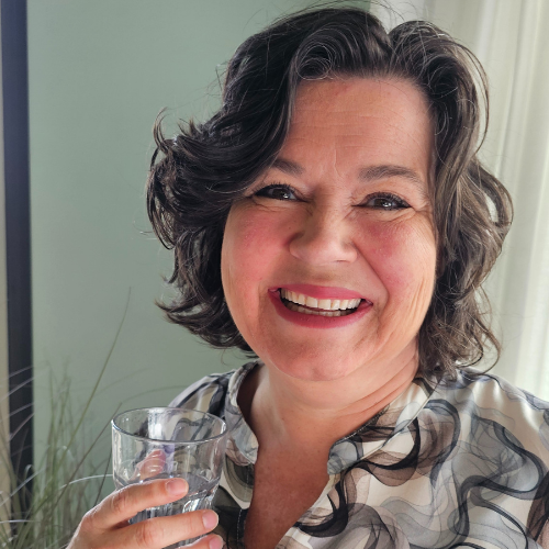 Cecilia van Stressst lacht terwijl ze een glas water vasthoudt – ontspannen en vol energie