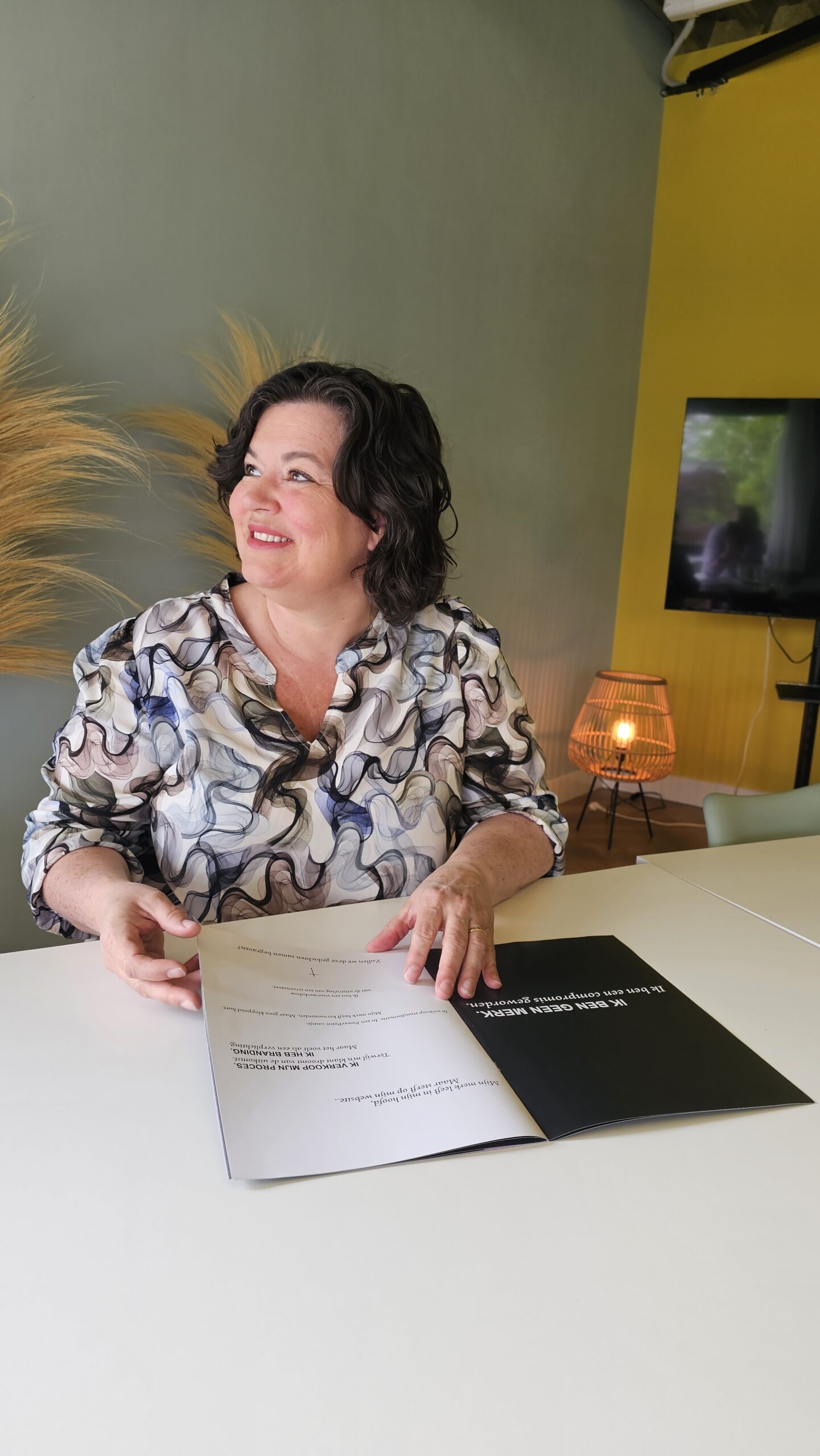 Cecilia van Stressst kijkt gefocust en opgewekt terwijl ze werkt – symbool voor mentale helderheid door DHA