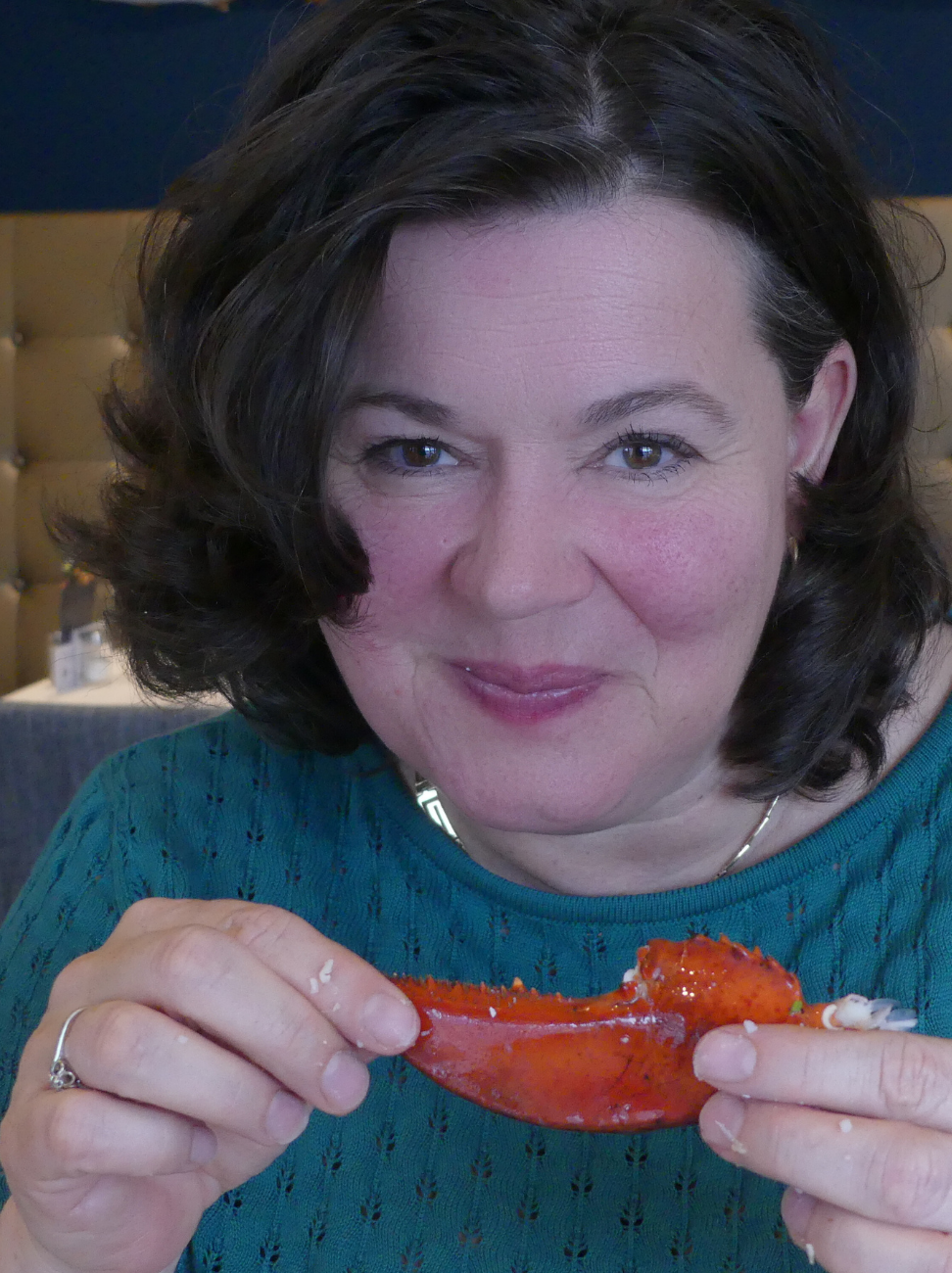 Cecilia van Stressst eet vette vis tijdens lunch als bron van omega 3