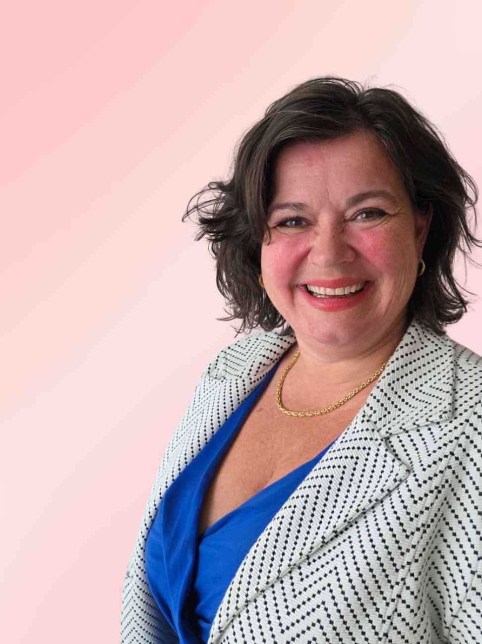 Cecilia van Stressst glimlacht krachtig en professioneel tegen roze achtergrond als afsluiting van een blog over te veel omega 6