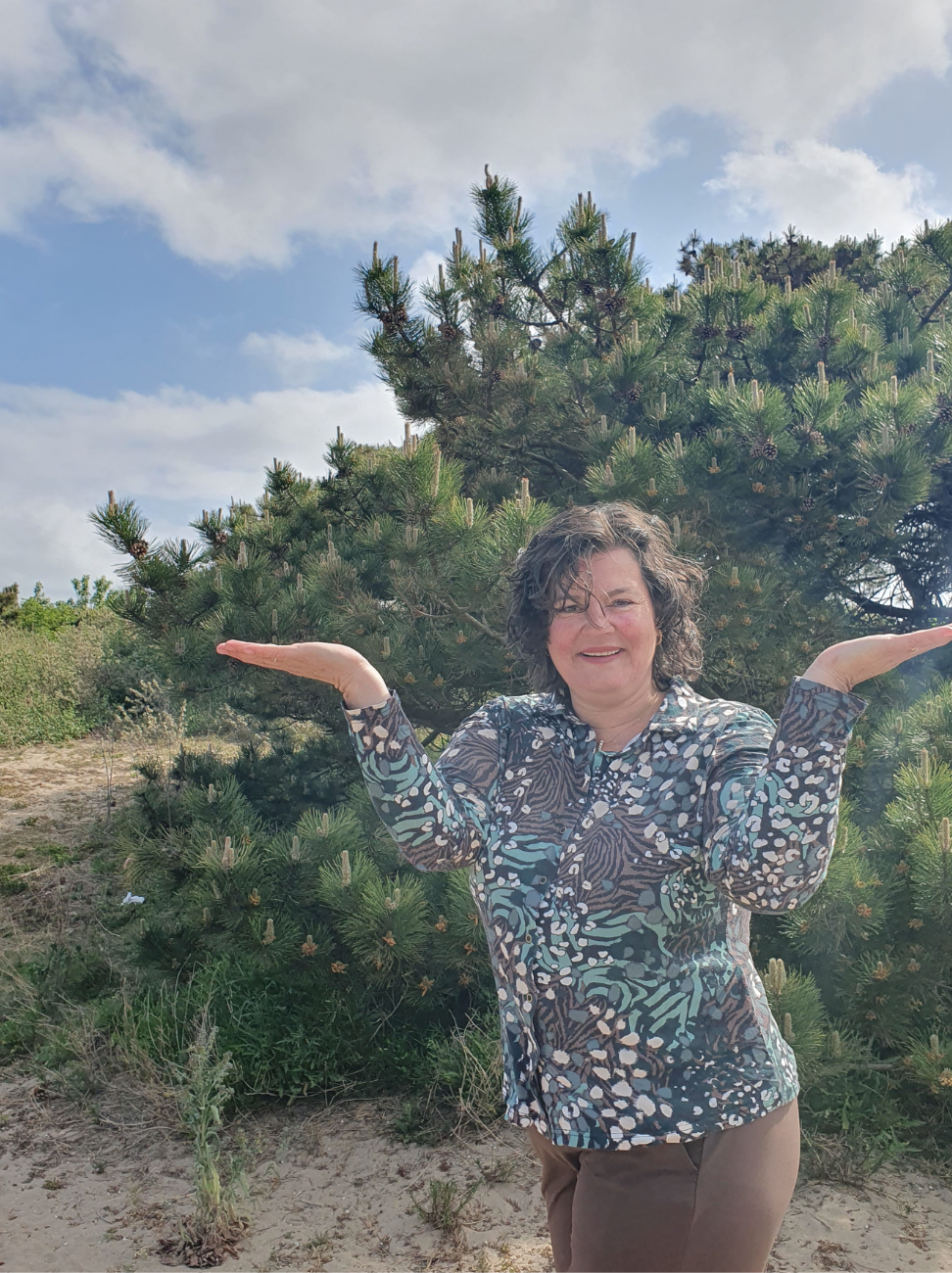 Cecilia van Stressst met open handgebaren in de natuur, als symbool voor het herstellen van balans tussen omega 6 en omega 3